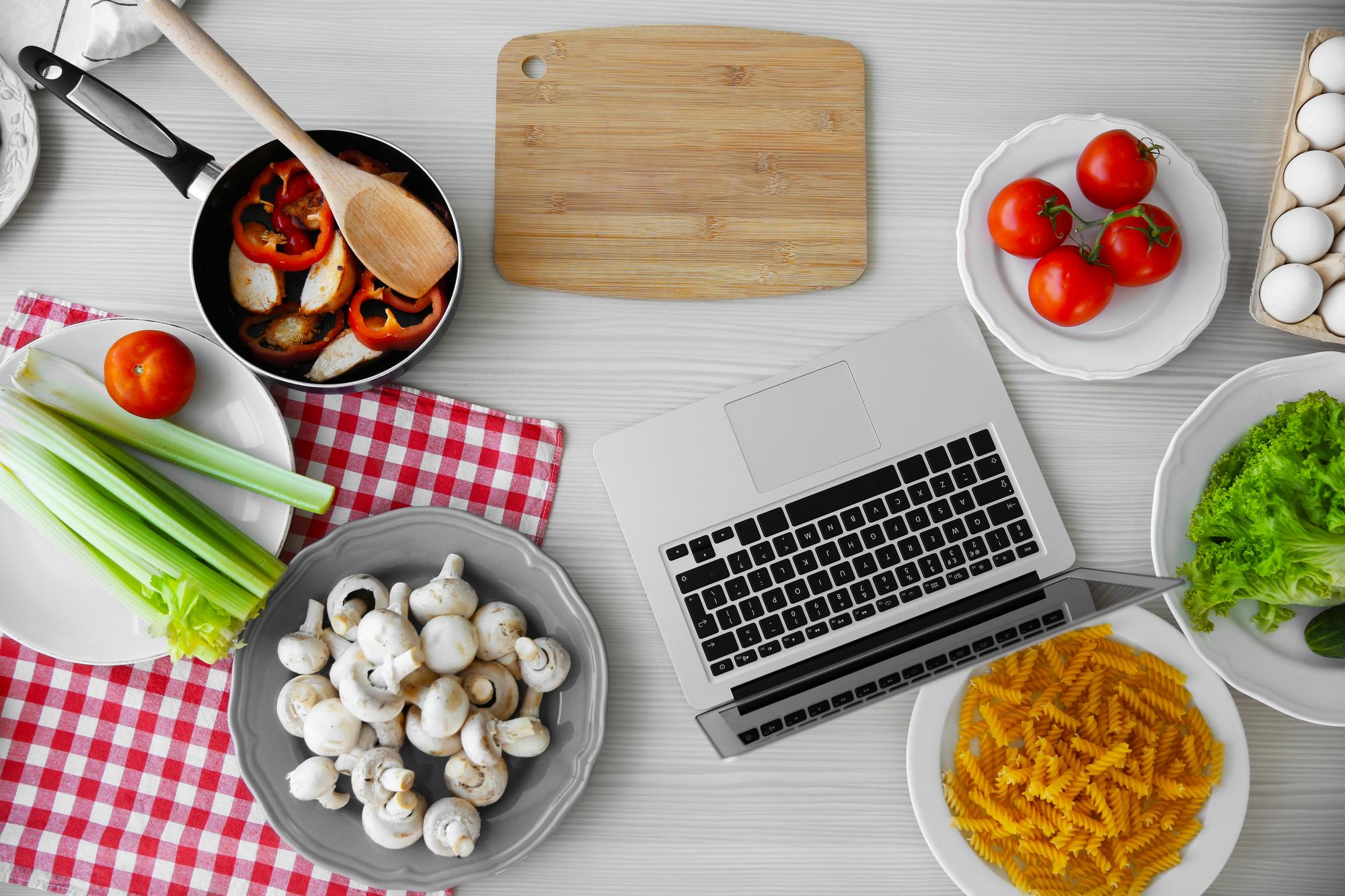 Studio cucina con laptop e ingredienti